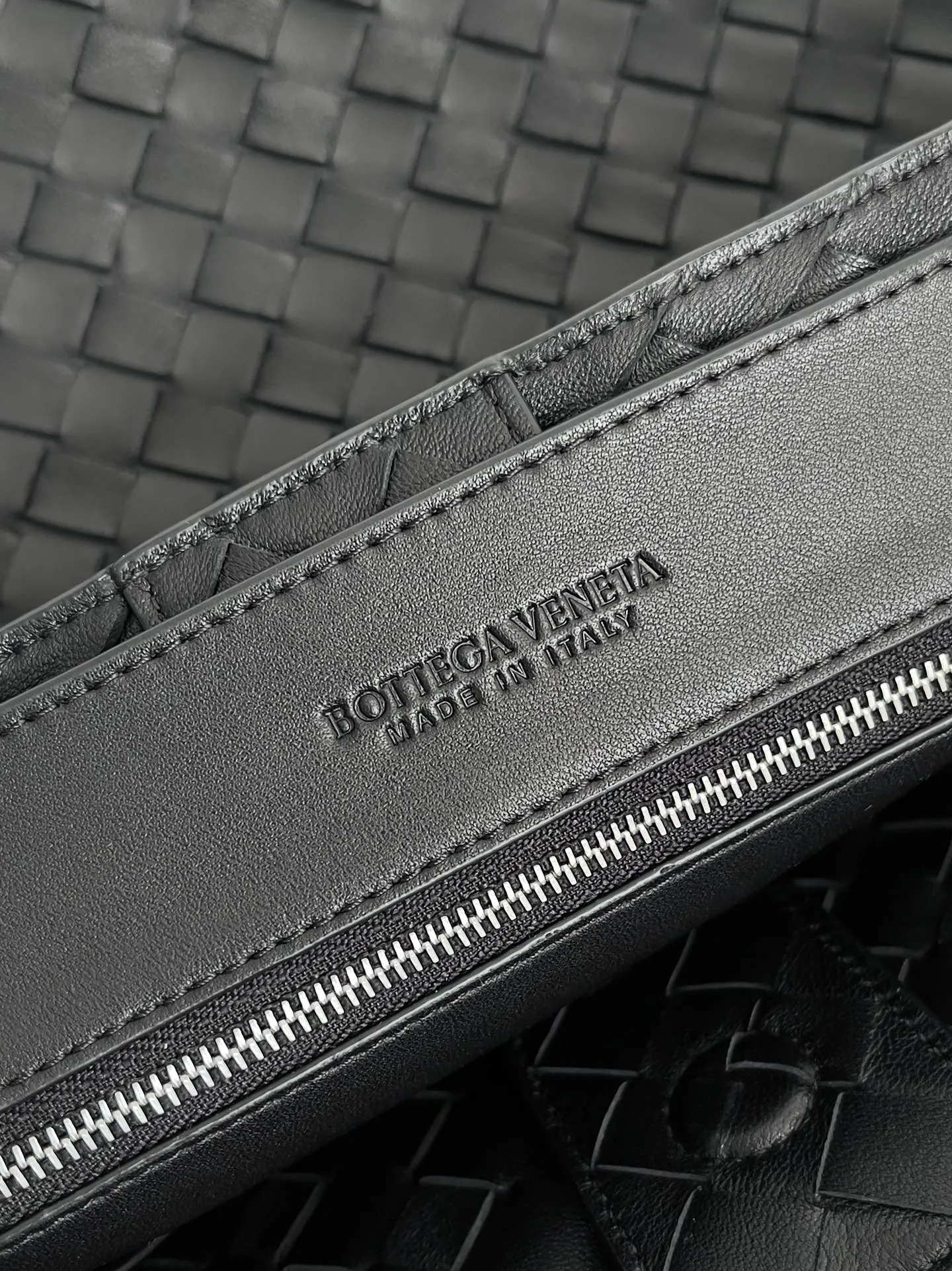 Batch 3760 Recently, the same style of bag that celebrities love is both high-end and practical. Michelle Yeoh, Kim Namjoon, Jing Boran, Tong Liya, Sun Qian, Wu Qianyu, Du Juan, Ma Yili and Bai Baihe are all carrying Bottega Veneta summer series Andiamo handbags. Andiamo has a simple structure and rounded lines. The whole piece is made of Nappa leather. It is comfortable, soft and dynamic. It adds interest to daily life and can be easily matched with various styles. Andiamo handbags are available in three sizes: small, medium and large. There are many colors to choose from, which can meet different needs. You can really carry it whether it is daily or attending events. Style number: 743575 Size: 45*22*34cm